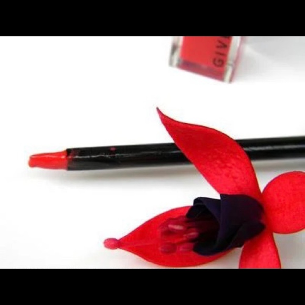 Givenchy Gloss Interdit Ultra Shiny Color Plumping - Picture 3 of 12